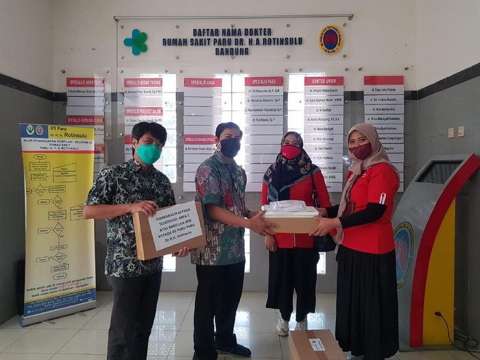 Telkomsel berkolaborasi dengan dua startup jebolan The NextDev, yakni Jahitin dan Kostoom, untuk menyediakan Alat Pelindung Diri (APD) untuk petugas medis dan masker kain bagi masyarakat.