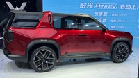 Mobil ini hadir dengan warna merah yang sporty. Warna merah ini terdapat pada seluruh area bodi dan pilar C. Sedang pilar A, B, D, dan atap memakai warna hitam, sehingga timbul kesan floating roof (atap melayang) seperti pada mobil-mobil SUV kekinian. Terdapat juga over fender berwarna hitam dengan tambahan lampu strip LED. Foto: CarNewsChina