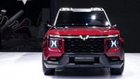Beralih ke bagian fascia, Wuling Hongguang X menggunakan model lampu bertumpuk. Di atasnya ada garis strip LED putih, yang menyaru dengan list chrome. List chrome ini memanjang ke bagian grille dan dipisahkan dengan logo baru Wuling berwarna perak. Foto: CarNewsChina