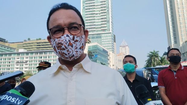 Gubernur DKI Jakarta Anies Baswedan di kawasan Bundaran H, Jakarta Pusat, Minggu (26/7/2020).