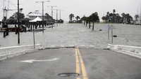 Salah sat jalan raya terendam banjir yang disebabkan badai Hanna.