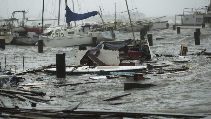Peoples Street begins to flood during Hurricane Hanna, Saturday, July 25, 2020, in Corpus Christi, Texas. (Annie Rice/Corpus Christi Caller-Times via AP)