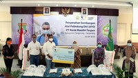 SEVP Bank Mantap Fajar Ari Setiawan secara simbolis memberikan Alat Pelindung Diri kepada Direktur RSU Kabupaten Tangerang drg. Naniek Isnaini.