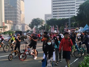 Bundaran HI Dipadati Pesepeda dan Warga yang Joging Meski Tak Ada CFD