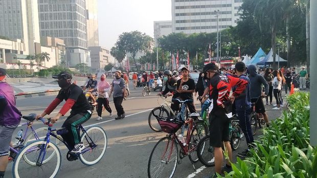 Situasi kawasan Bundaran HI, Jakarta Pusat, dipadati pesepeda, Minggu (26/7/2020) pagi.