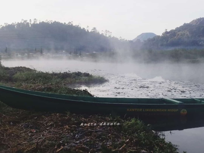 Embun es di telaga Bale Kambang, Dieng