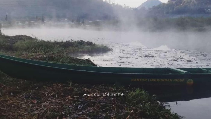 Embun es di telaga Bale Kambang, Dieng
