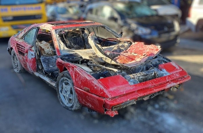 Ferrari ini ditemukan di dasar sungai setelah hilang selama 30 tahun Ferrari ini ditemukan di dasar sungai setelah hilang selama 30 tahun