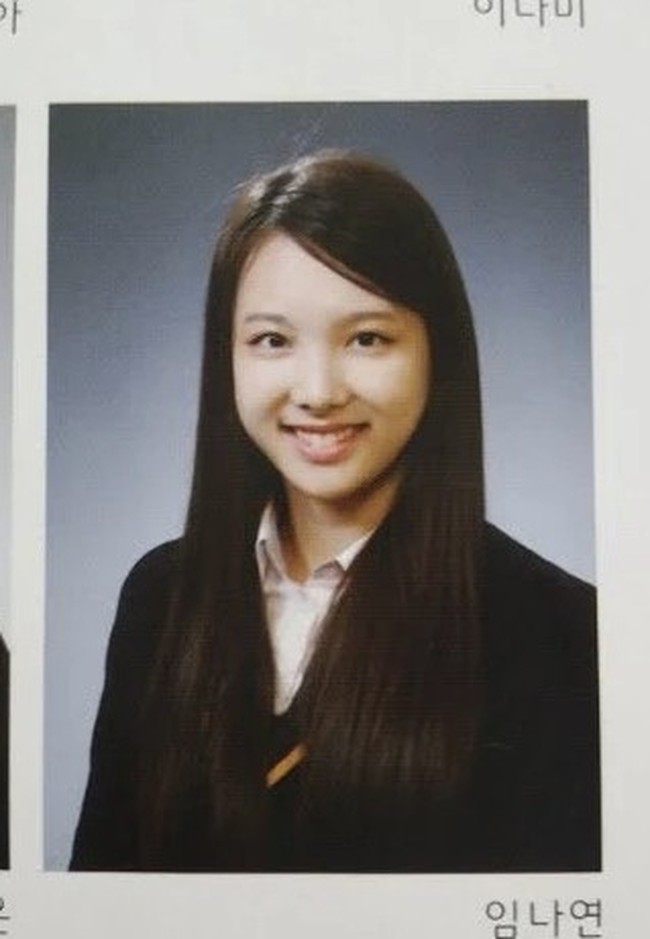 Nayeon TWICE lulus dari SMA Apgujeong dan melanjutkan pendidikannya di Konkuk University. Wajah imut dan mungil membuat dia terlihat lebih muda dari usia sebenarnya yang kini sudah 24 tahun. Foto: Koreaboo/istimewa