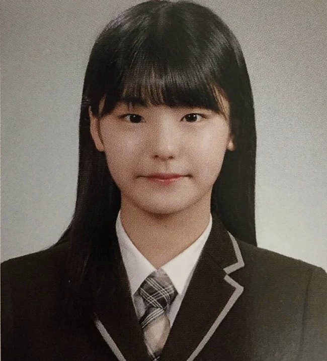 Yeji, leader ITZY, punya mata bentuk almond yang sangat indah dan menjadi salah satu fitur wajahnya yang paling ikonik. Kecantikan alami Yeji sudah didapat dari remaja. Foto: Koreaboo/istimewa