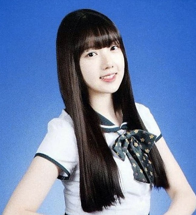 Netizen takjub dengan foto tahunan sekolah Yerin dari GFRIEND. Di usia remaja wajahnya terlihat cantik. Yerin merupakan lulusan Hanlim Mulit Art School. Foto: Koreaboo/istimewa