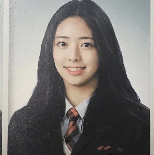 Yuna personel ITZY merupakan salah satu idol termuda di industri K-Pop. Lahir pada 2003, Yuna yang kini berusia 17 tahun baru saja lulus sekolah. Maka tak heran foto jadulnya saat SMA masih bisa dikenali. Di sekolah, wanita 17 tahun ini merupakan pemain hoki berbakat. Foto: Koreaboo/istimewa