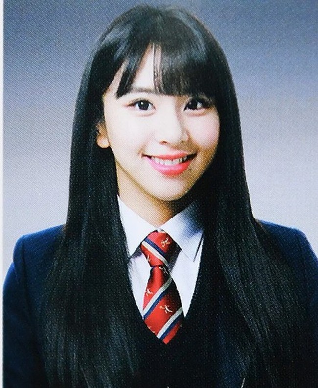 Aura bintang sudah terlihat di wajah Chaeyoung TWICE sejak remaja. Lihat saja fotonya di buku tahunan sekolah ini. Ia tak terlihat canggung di kamera dengan memasang pose senyum yang luwes. Foto: Koreaboo/istimewa