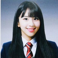 Aura bintang sudah terlihat di wajah Chaeyoung TWICE sejak remaja. Lihat saja fotonya di buku tahunan sekolah ini. Ia tak terlihat canggung di kamera dengan memasang pose senyum yang luwes. Foto: Koreaboo/istimewa