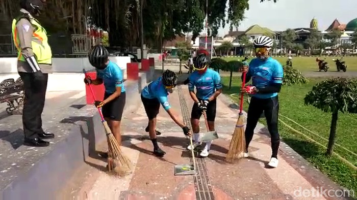 goweser dihukum nyapu dan nyanyi