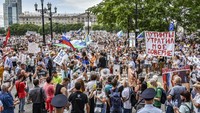 Puluhan ribu warga turun ke jalanan di Khabarovsk mengibarkan bendera, membawa spanduk dan meneriakkan slogan yang menentang Presiden Vladimir Putin.