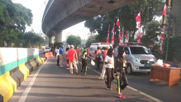 Pengecekan suhu tubuh sebelum memasuki kawasan CFD JLNT Antasari, Jakarta, Selatan, Minggu (26/7/2020) pagi.