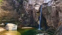 Selain itu, juga ada Air Terjun Pakyon. Di masa jayanya, kota tersebut pernah jadi pusat perdagangan ginseng yang jadi salah satu komoditas utama mereka (North Korea Travel)