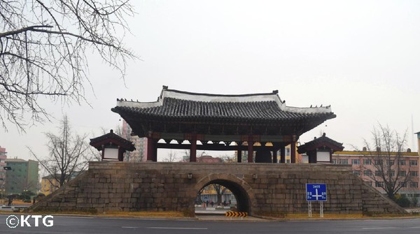Hanya di kalangan traveler, mungkin belum banyak yang tahu perihal kota Kaesong. Selain lokasinya yang berada di antara perbatasan kedua negara, dahulu Kaesong juga sempat menjadi Ibu Kota Korea Utara saat Kerajaan Taebong dan Dinaty Goryeo (North Korea Travel) Hanya di kalangan traveler, mungkin belum banyak yang tahu perihal kota Kaesong. Selain lokasinya yang berada di antara perbatasan kedua negara, dahulu Kaesong juga sempat menjadi Ibu Kota Korea Utara saat Kerajaan Taebong dan Dinaty Goryeo (North Korea Travel)