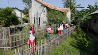 Para jurnalis ini datang langsung membawakan bantuan berupa paket sembako dari para donatur yang diserahkan langsung kepada warga sekitar pulau Tunda. Foto: dok. JJI