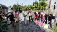Penduduk yang sebagian besar berprofesi sebagai nelayan berkurang penghasilannya selama pandemi karena daya beli masyarakat untuk konsumsi ikan menurun. Melihat kondisi perekonomian saat ini, Jurnalis Peduli berinisiatif untuk terjun langsung dalam membantu masyarakat terdampak COVID-19. Foto: dok. JJI