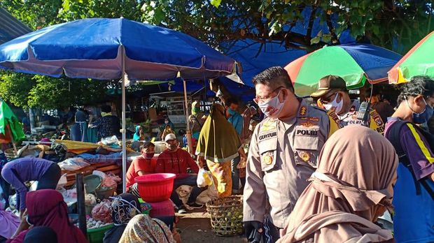 Kapolresta Mataram Kombes Guntur turun ke masyarakat untuk memastikan protokol kesehatan terlaksana