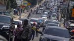 Waduh! Jalan Raya Puncak Macet Banget