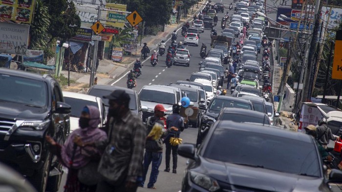 Kendaraan menumpuk di Jalan Raya Puncak, Kabupaten Bogor, Jawa Barat, Minggu (26/7/2020). Kepadatankendaraan tersebut diakibatkan tingginya antusias warga untuk berwisata di kawasan puncak, dan Sat Lantas Polres Bogor melakukan sistem buka tutup satu arah untuk mengurai kepadatan kendaraan di kawasan tersebut. ANTARA FOTO/Yulius Satria Wijaya/foc.