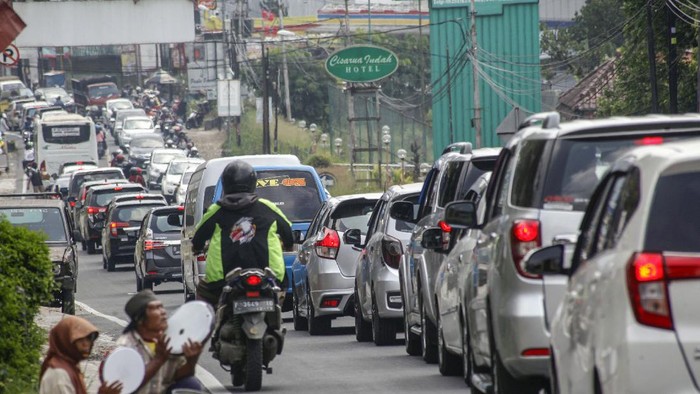 Kendaraan menumpuk di Jalan Raya Puncak, Kabupaten Bogor, Jawa Barat, Minggu (26/7/2020). Kepadatankendaraan tersebut diakibatkan tingginya antusias warga untuk berwisata di kawasan puncak, dan Sat Lantas Polres Bogor melakukan sistem buka tutup satu arah untuk mengurai kepadatan kendaraan di kawasan tersebut. ANTARA FOTO/Yulius Satria Wijaya/foc.