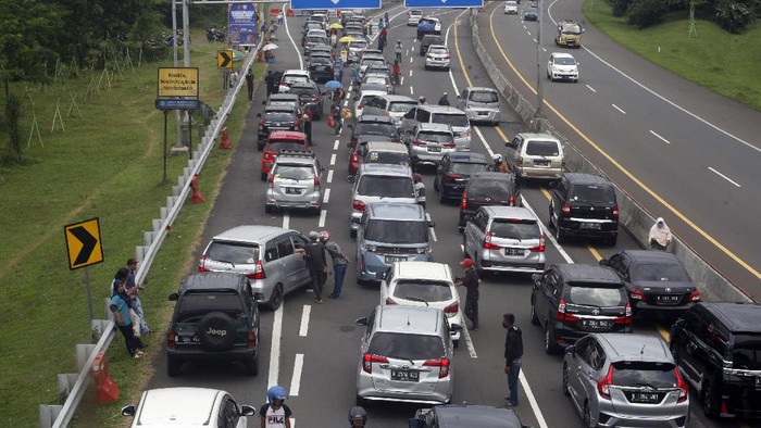 Kendaraan menumpuk di Jalan Raya Puncak, Kabupaten Bogor, Jawa Barat, Minggu (26/7/2020). Kepadatankendaraan tersebut diakibatkan tingginya antusias warga untuk berwisata di kawasan puncak, dan Sat Lantas Polres Bogor melakukan sistem buka tutup satu arah untuk mengurai kepadatan kendaraan di kawasan tersebut. ANTARA FOTO/Yulius Satria Wijaya/foc.