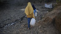 Warga di daerah tersebut sejak dua bulan lalu mengalami kesulitan mendapatkan air bersih untuk kebutuhan mencuci dan mandi akibat semakin menyusutnya debit air sungai yang melintas di Desa Kelawis dampak musim kemarau.