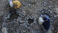 Sejumlah perempuan mengambil air di sungai yang airnya mulai menyusut di Desa Kelawis, Kecamatan Orong Telu, Kabupaten Sumbawa, NTB, Sabtu (25/7/2020).