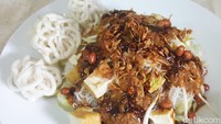 Hidangan tahu khas Jakarta ini sederhana tapi sedap. Perpaduan tahu goreng, bihun, tauge dan saus kacang yang kental. Cara membuatnya bisa dilihat di sini! Foto: detikfood