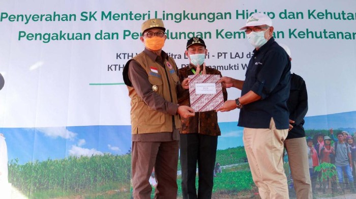 KLH Serahkan Kulin KK di Jambi Menteri Lingkungan Hidup dan Kehutanan memberikan SK Pengakuan dan Perlindungan Kemitraan Kehutanan (Kulin KK). Dua perusahaan di Jambi mendapatkannya.