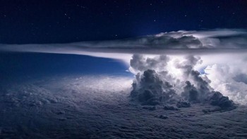 Pemandangan dari pesawat di ketinggian 11 ribu meter. Foto: Brightside