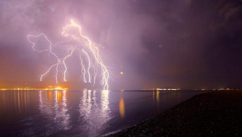 Kilat-kilat petir yang memukau. Foto: Brightside