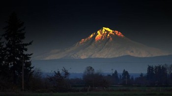 Gunung yang tampak besrsinar. Foto: Brightside