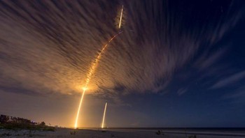 Jejak garis cahaya penerbangan roket. Foto: Brightside