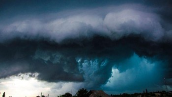 Hujan badai yang mengerikan tapi menakjubkan. Foto: Brightside