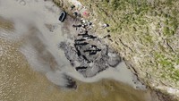 Penggalian dilakukan di pinggir danau Pechevalavato yang masuk wilayah Yamalo-Nenets, Rusia, 22 Juli lalu. Artem Cheremisov/Governor of Yamalo-Nenets region of Russia Press Office via AP
