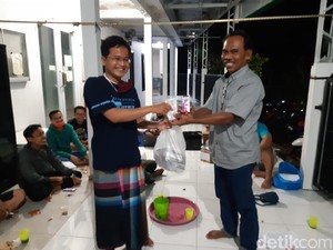 Jaga Imunitas Warga Jelang Salat Idul Adha, Masjid Ini Bagikan Vitamin