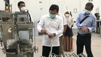 Menteri Kesehtan Terawan Agus Putranto didampingi CEO Nuritek Indonesia Ahmad Syarifudin dan Direktur Pemasaran Nuritek Indonesia meninjau pabrik alat kesehatan milik Nuritek Indonesia di sela kunjungan kerja Menkes di Cianjur, Jawa Barat, Sabtu (25/7).