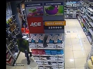 Begini Detik-detik Editor Metro TV Beli Pisau di Ace Hardware