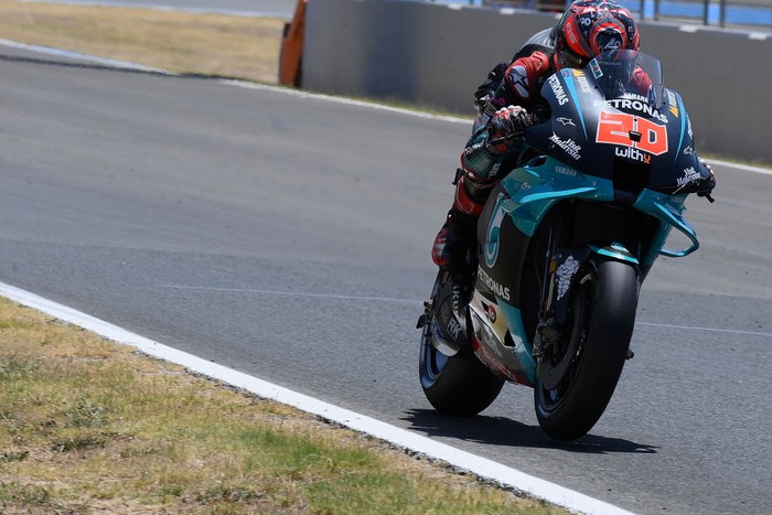 JEREZ DE LA FRONTERA, SPAIN - JULY 25: Fabio Quartararo of France and Petronas Yamaha SRT   heads down a straight during the MotoGP of Andalucia - Qualifying at Circuito de Jerez on July 25, 2020 in Jerez de la Frontera, Spain. (Photo by Mirco Lazzari gp/Getty Images)