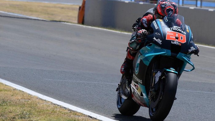 JEREZ DE LA FRONTERA, SPAIN - JULY 25: Fabio Quartararo of France and Petronas Yamaha SRT   heads down a straight during the MotoGP of Andalucia - Qualifying at Circuito de Jerez on July 25, 2020 in Jerez de la Frontera, Spain. (Photo by Mirco Lazzari gp/Getty Images)