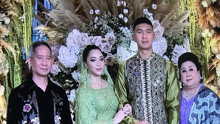 Nikita Willy dan Indra Priawan Nikita Willy dan Indra Priawan gelar lamaran