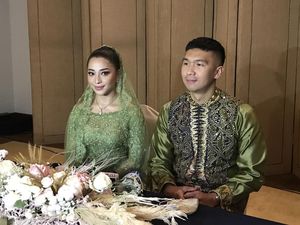 Senyuman Nikita Willy dan Indra Priawan Usai Lamaran