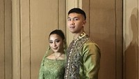 Senyuman Nikita Willy dan Indra Priawan usai lamaran. Foto: Saras/detikHOT
