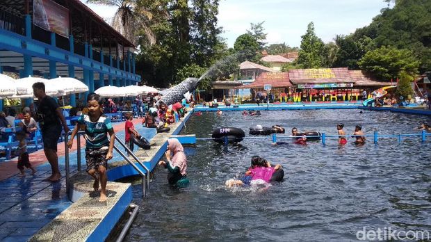 Objek wisata ikan dewa di Kuningan.