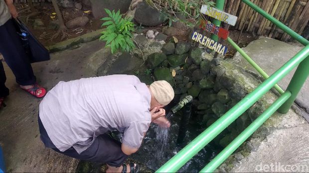 Objek wisata ikan dewa di Kuningan.